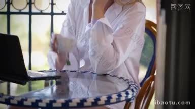 多利拍摄了一个<strong>非常</strong>快乐的女人，她正在喝茶，正在用电脑，接下来的焦点是她在打电话